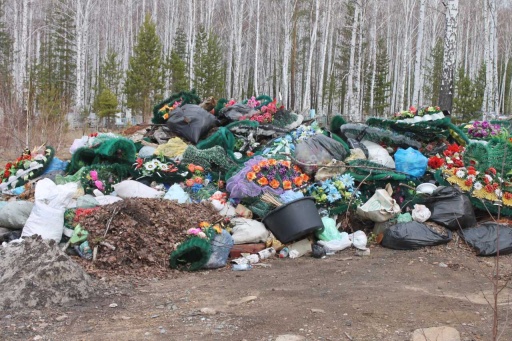 На Заельцовском кладбище убрали незаконную свалку